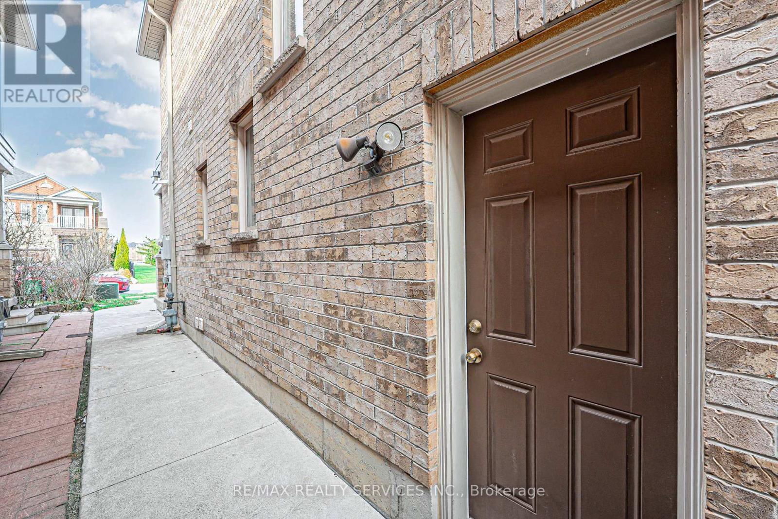 32 Crystalview Crescent, Brampton (Bram East), Ontario  L6P 2R7 - Photo 36 - W12144312