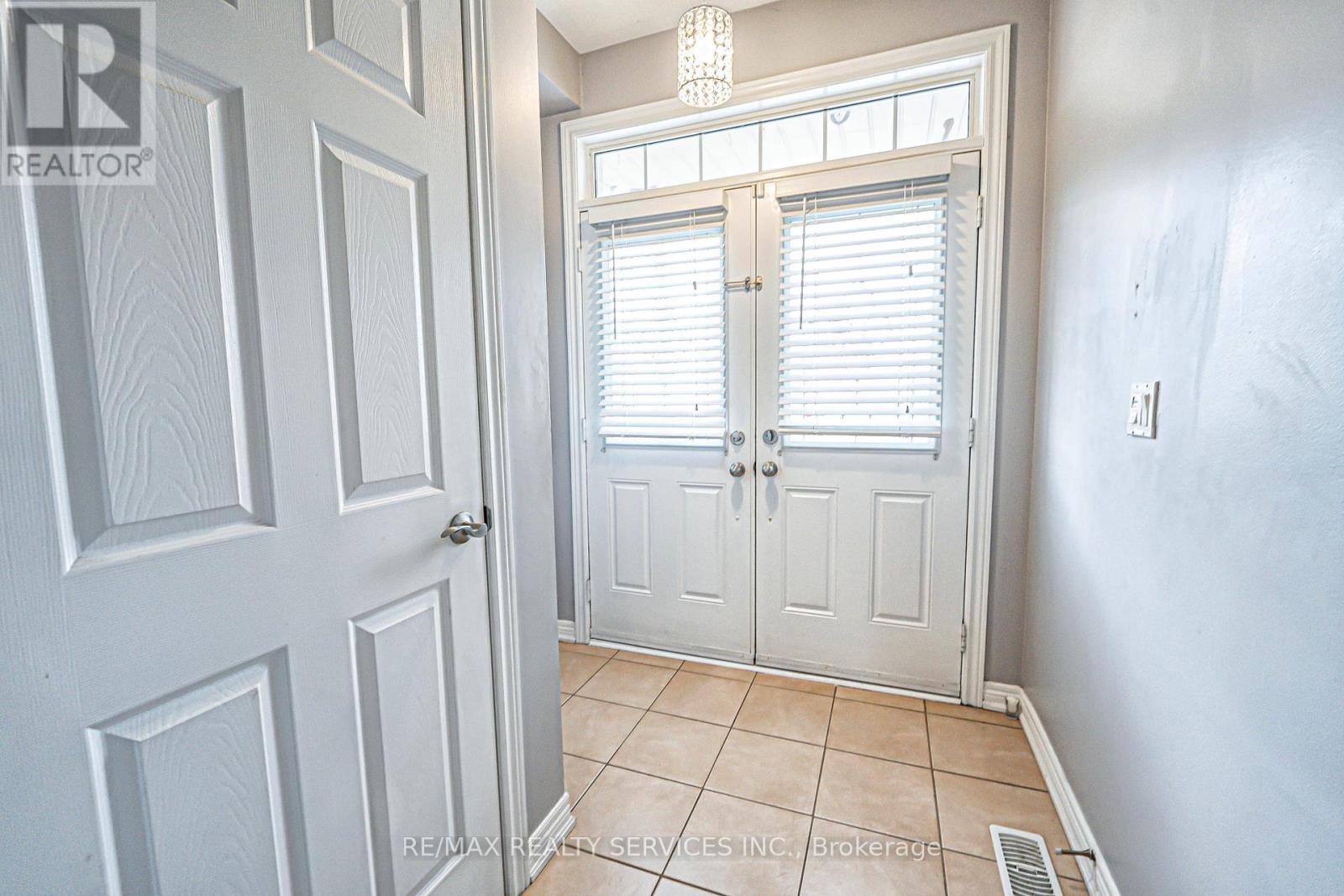 32 Crystalview Crescent, Brampton (Bram East), Ontario  L6P 2R7 - Photo 5 - W12144312