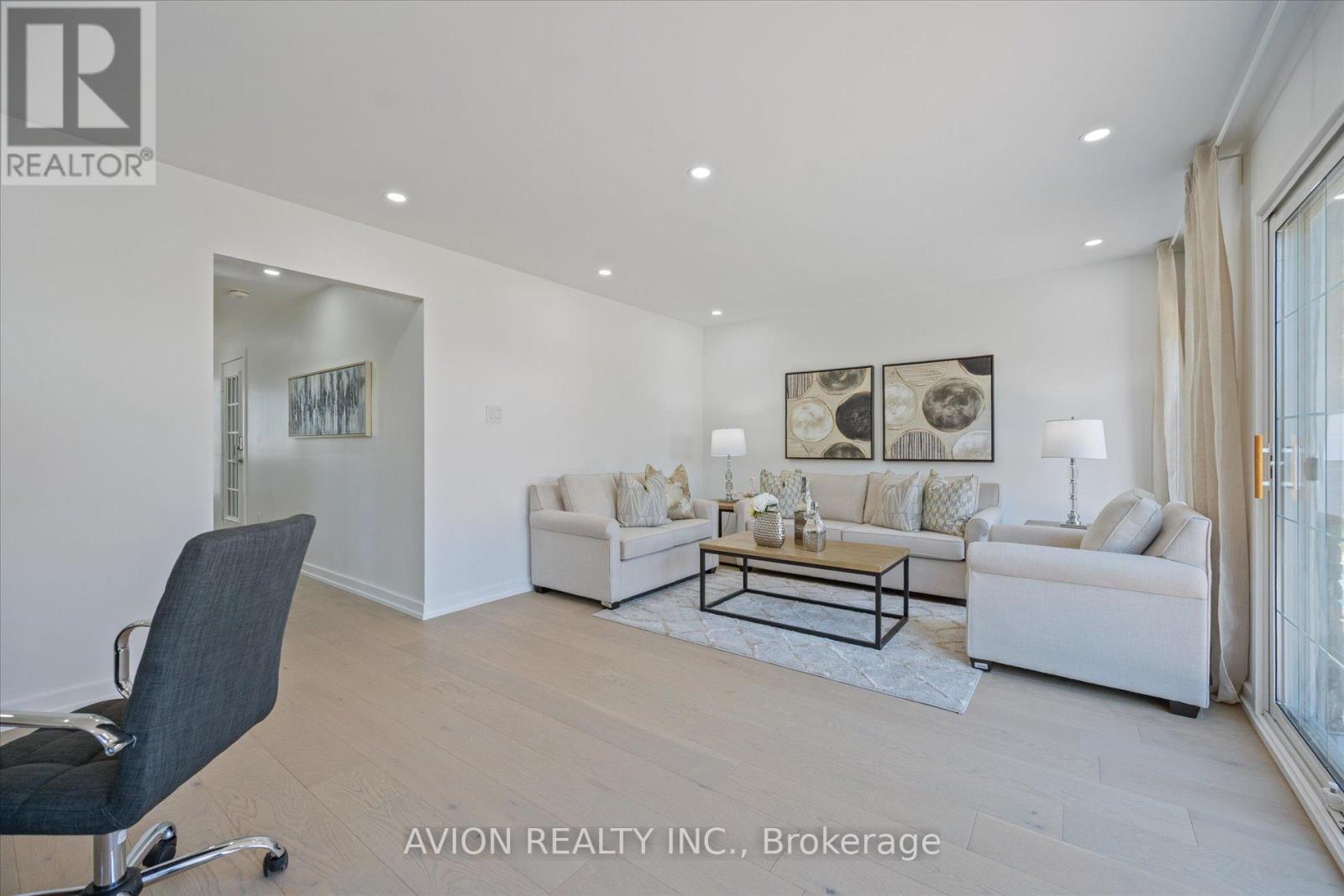 1397 Highgate Court, Oakville, Ontario  L6H 2V4 - Photo 4 - W12144323