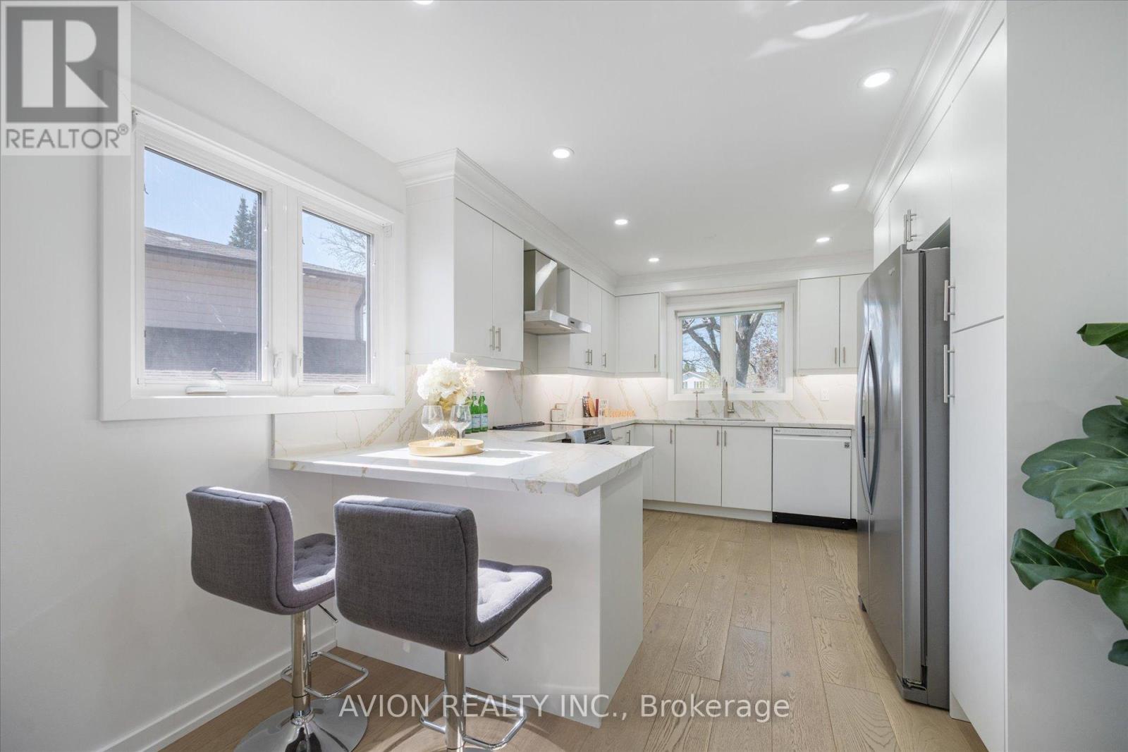 1397 Highgate Court, Oakville, Ontario  L6H 2V4 - Photo 8 - W12144323