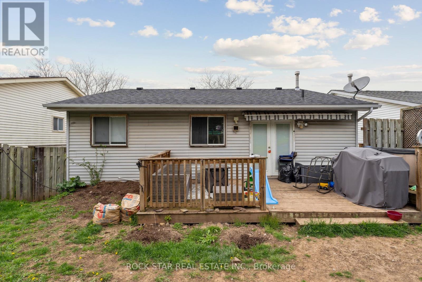 32 Hemlock Street, St. Catharines (Burleigh Hill), Ontario  L2T 4B7 - Photo 21 - X12144253