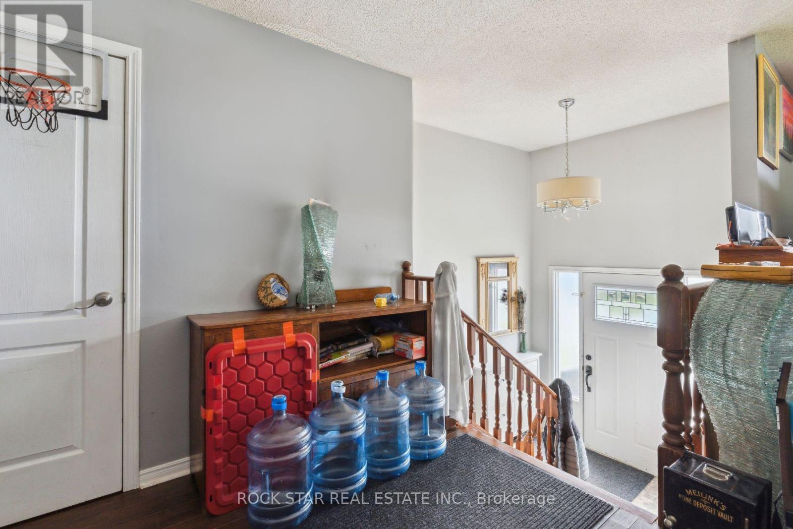32 Hemlock Street, St. Catharines (Burleigh Hill), Ontario  L2T 4B7 - Photo 6 - X12144253
