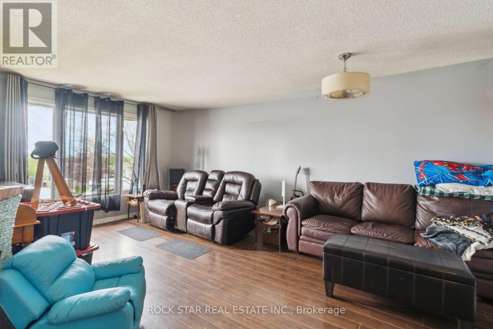 32 Hemlock Street, St. Catharines (Burleigh Hill), Ontario  L2T 4B7 - Photo 7 - X12144253