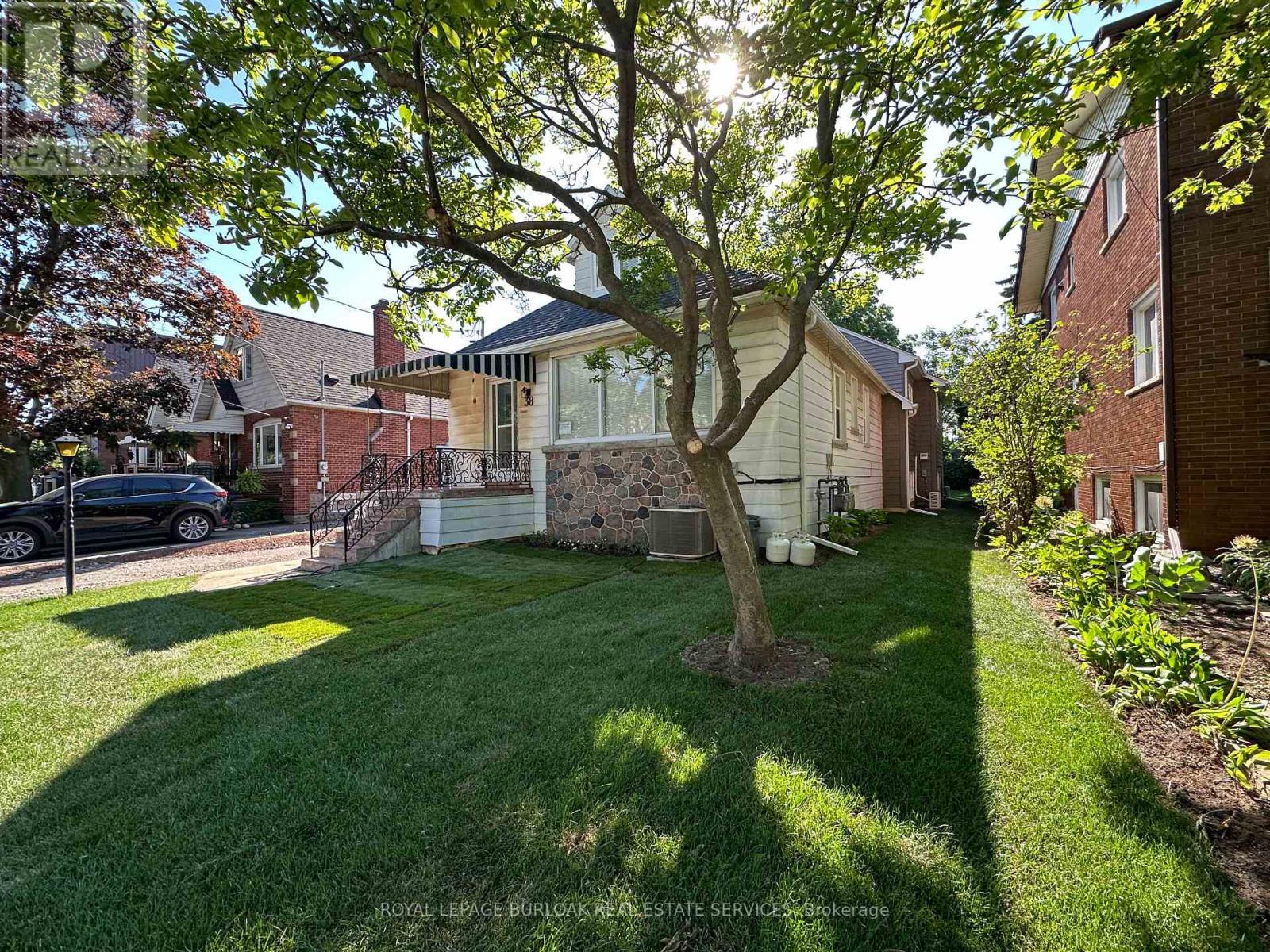 38 Viewpoint Avenue, Hamilton, Ontario  L8V 2S5 - Photo 2 - X12144320