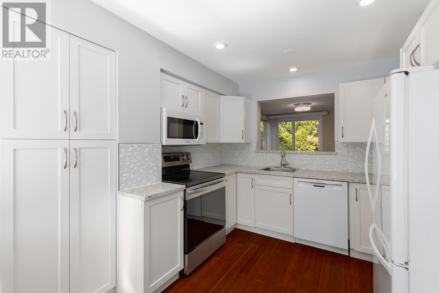 4754 Laurelwood Place, Burnaby, British Columbia  V5G 4B2 - Photo 6 - R2998701