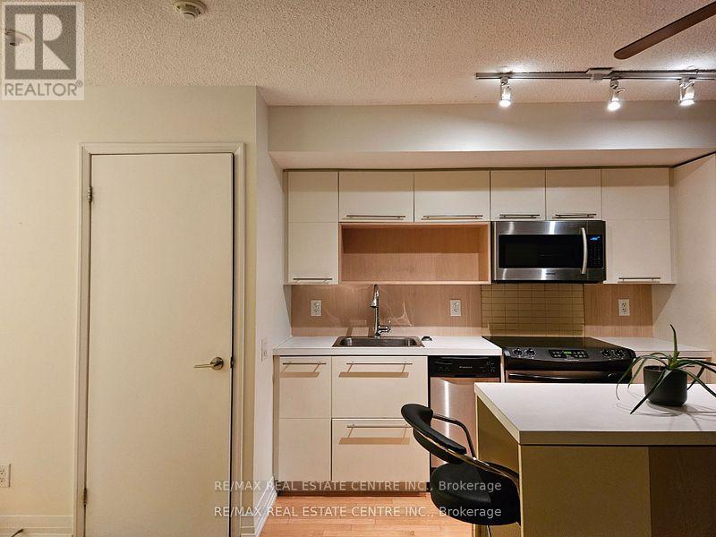 1611 - 25 Carlton Street, Toronto, Ontario  M5B 1L4 - Photo 6 - C12144546