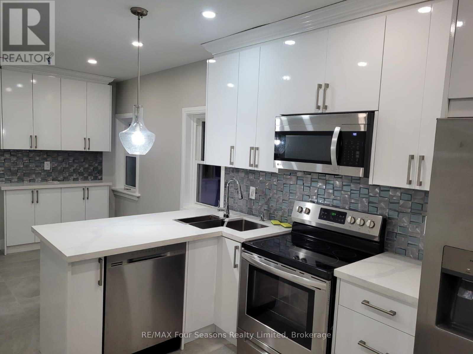 557 Catherine Street, Saugeen Shores, Ontario  N0H 2C1 - Photo 5 - X12144483