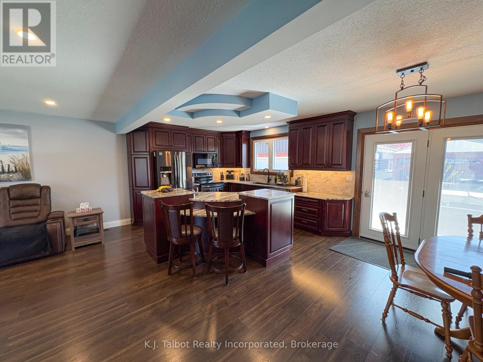 Property at 325 KROHMER DRIVE image 5