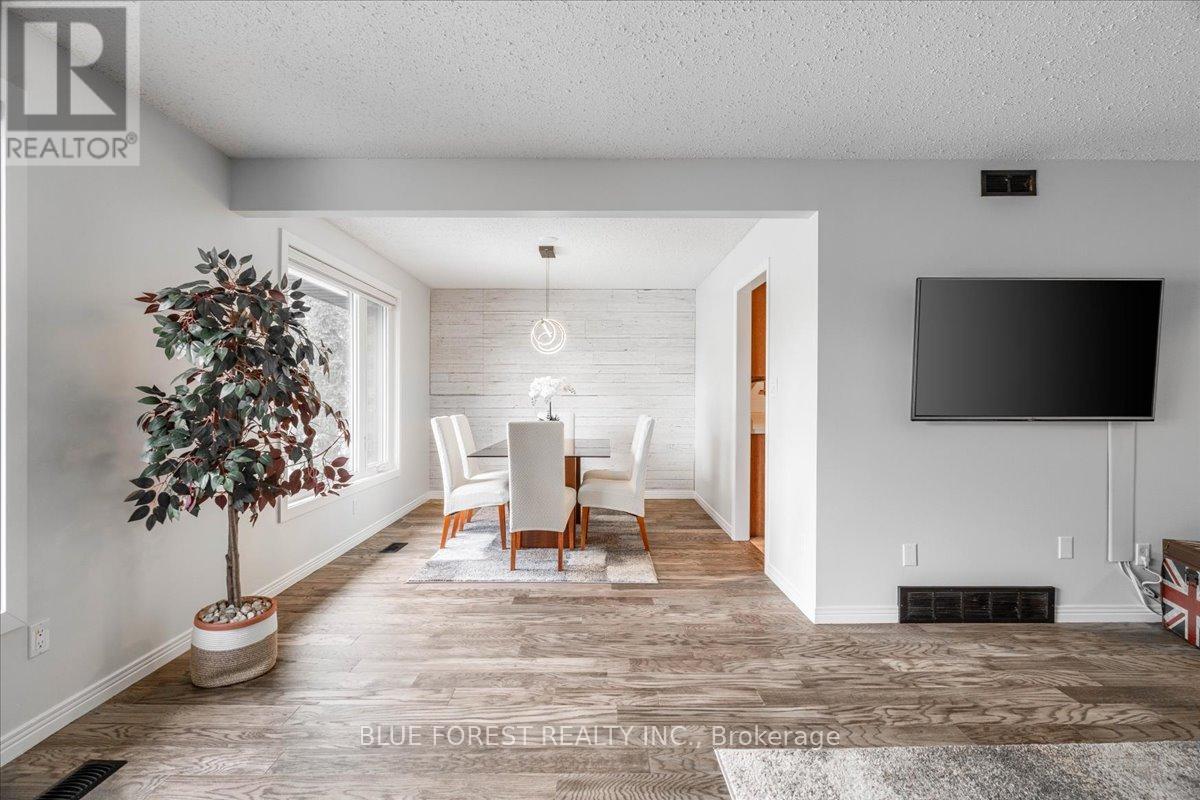674 Lions Park Drive, Strathroy-Caradoc (Mount Brydges), Ontario  N0L 1W0 - Photo 13 - X12144577