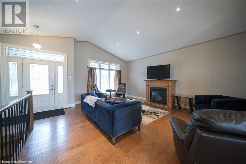 Property at 419 QUEEN Street S image 5