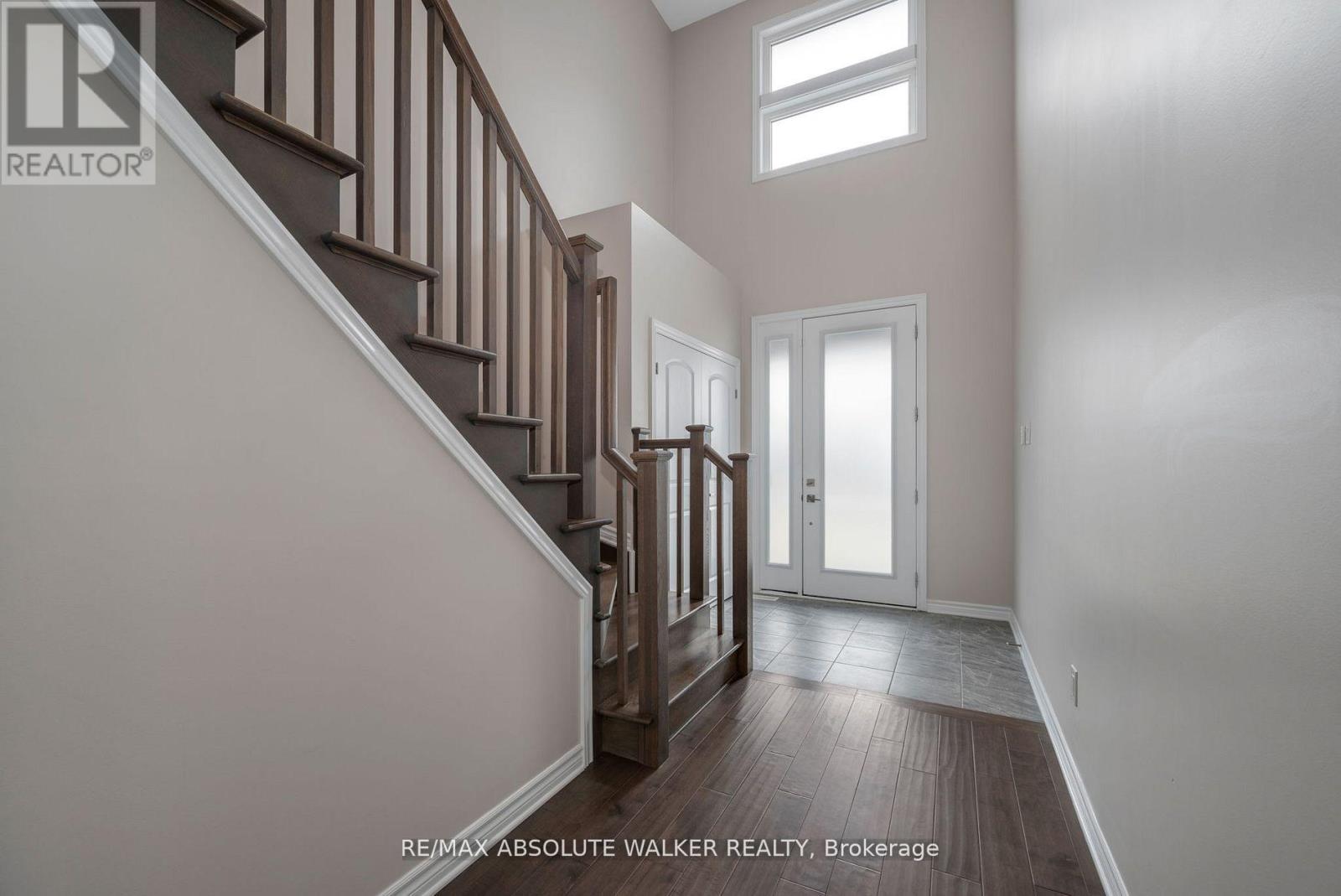 75 Dun Skipper Drive, Ottawa, Ontario  K1X 0E8 - Photo 3 - X12144651