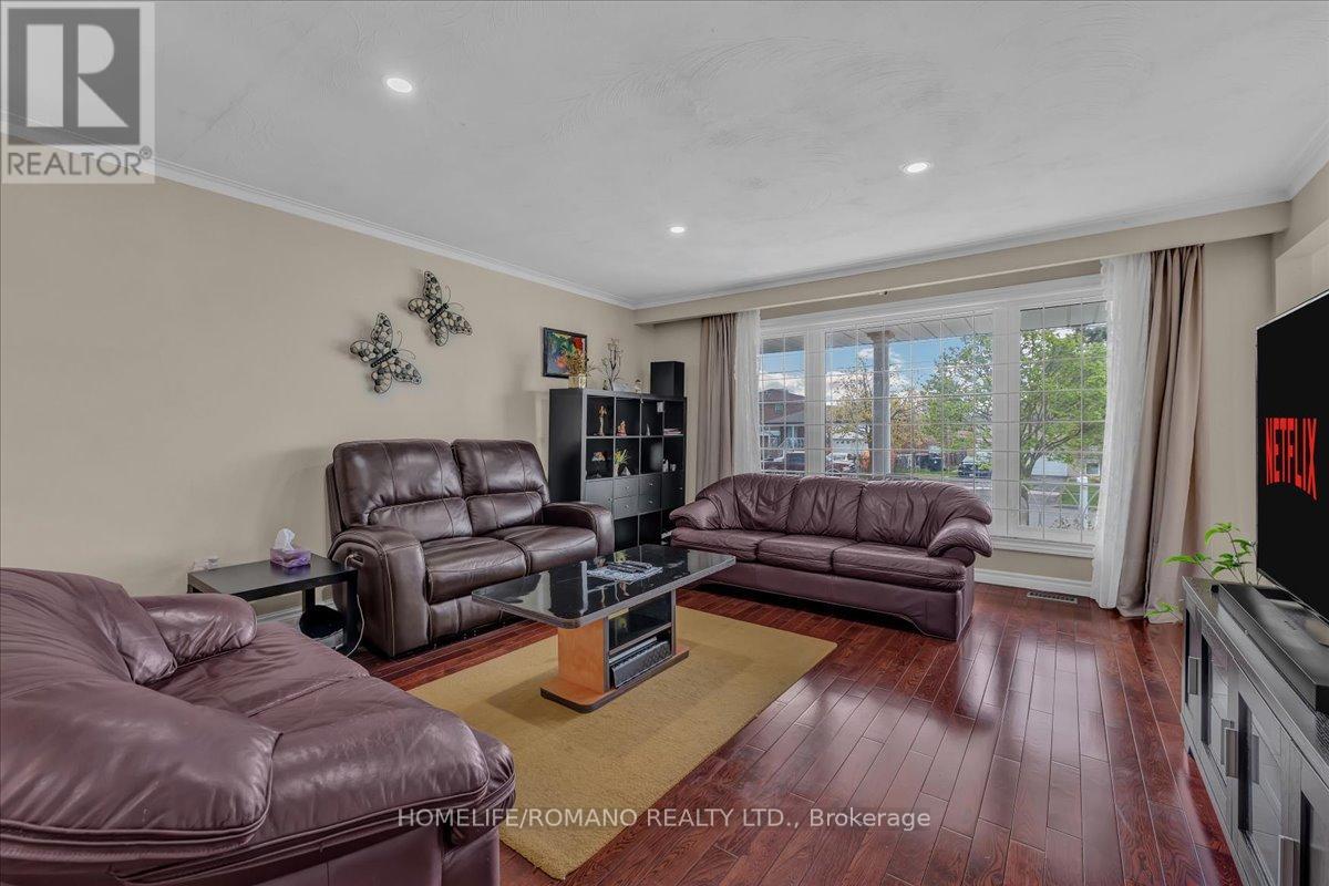 43 Hoover Crescent, Toronto, Ontario  M3N 1P4 - Photo 10 - W12144410