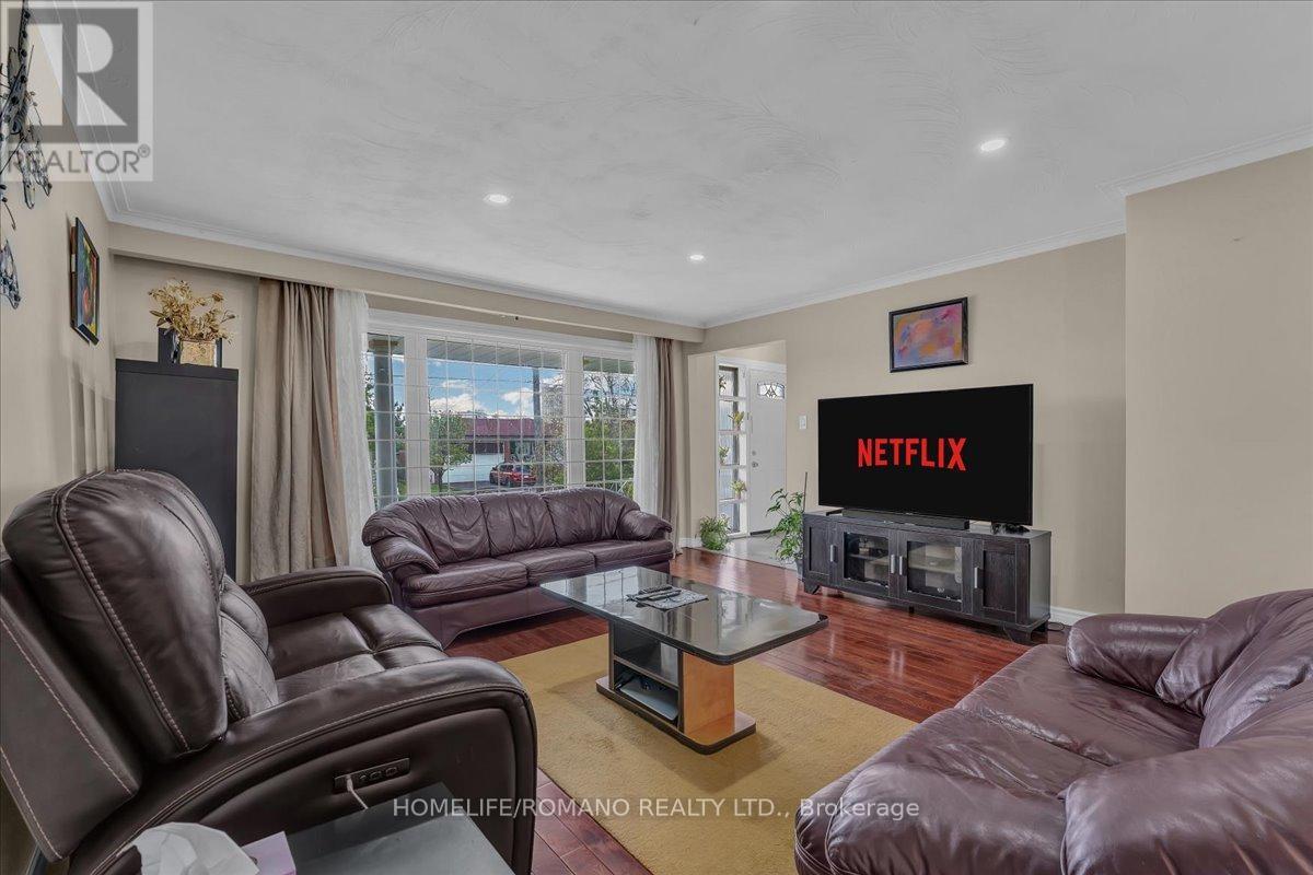 43 Hoover Crescent, Toronto, Ontario  M3N 1P4 - Photo 11 - W12144410