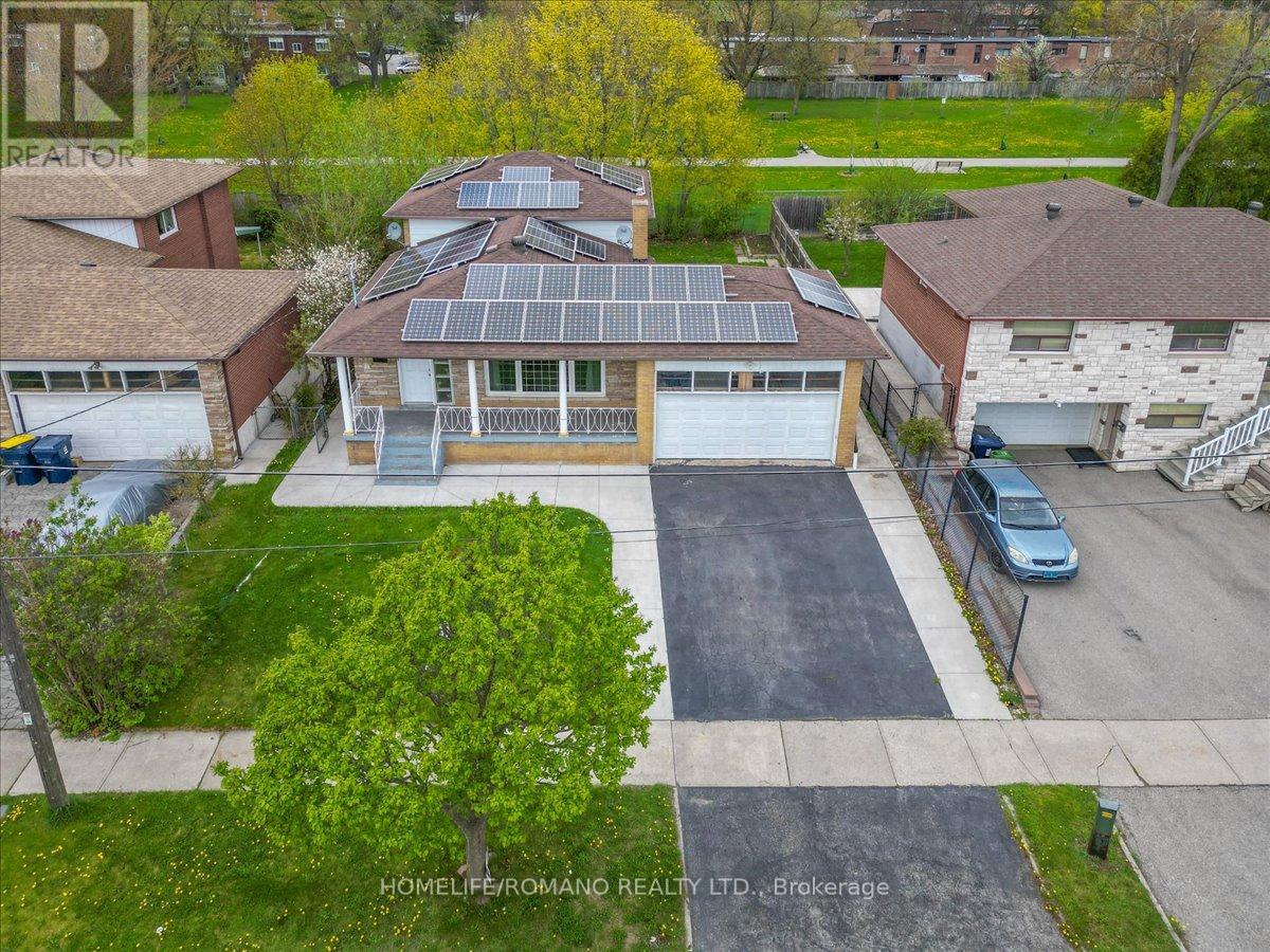 43 Hoover Crescent, Toronto, Ontario  M3N 1P4 - Photo 3 - W12144410
