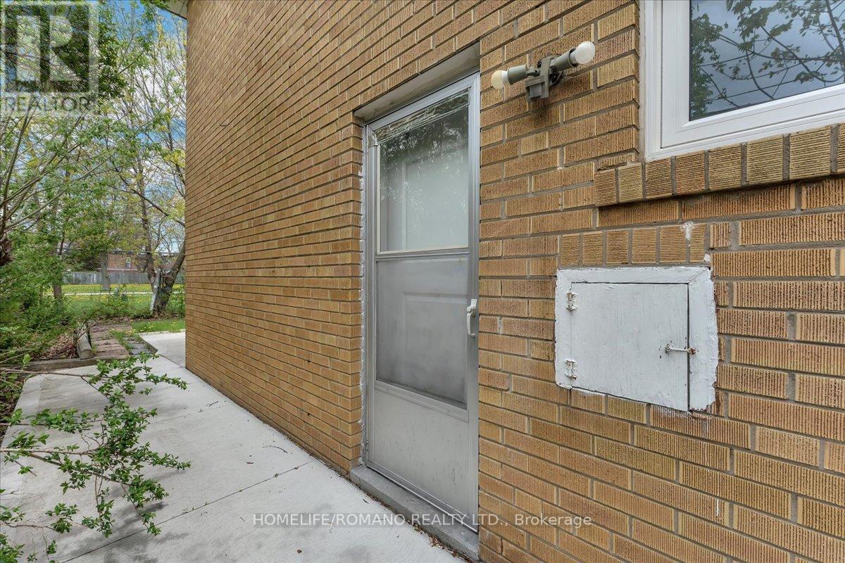 43 Hoover Crescent, Toronto, Ontario  M3N 1P4 - Photo 30 - W12144410
