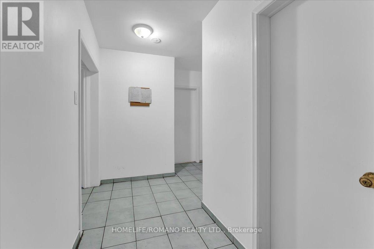 43 Hoover Crescent, Toronto, Ontario  M3N 1P4 - Photo 32 - W12144410