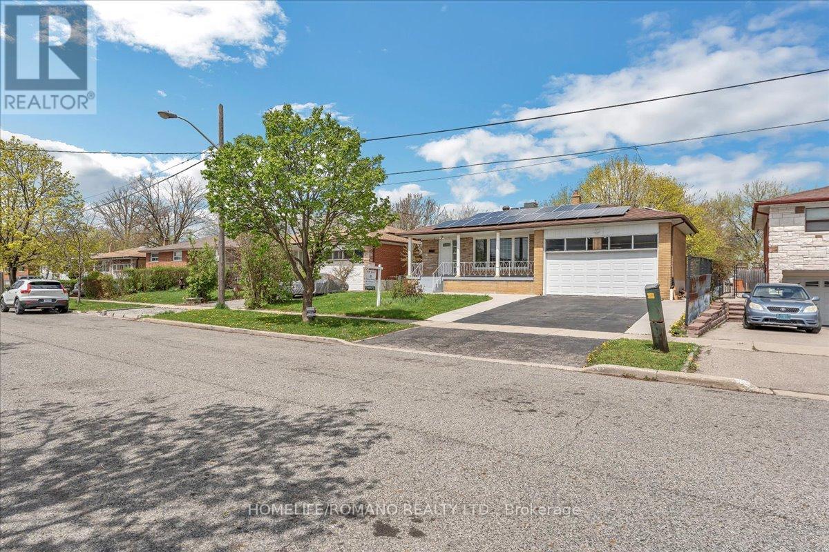 43 Hoover Crescent, Toronto, Ontario  M3N 1P4 - Photo 4 - W12144410