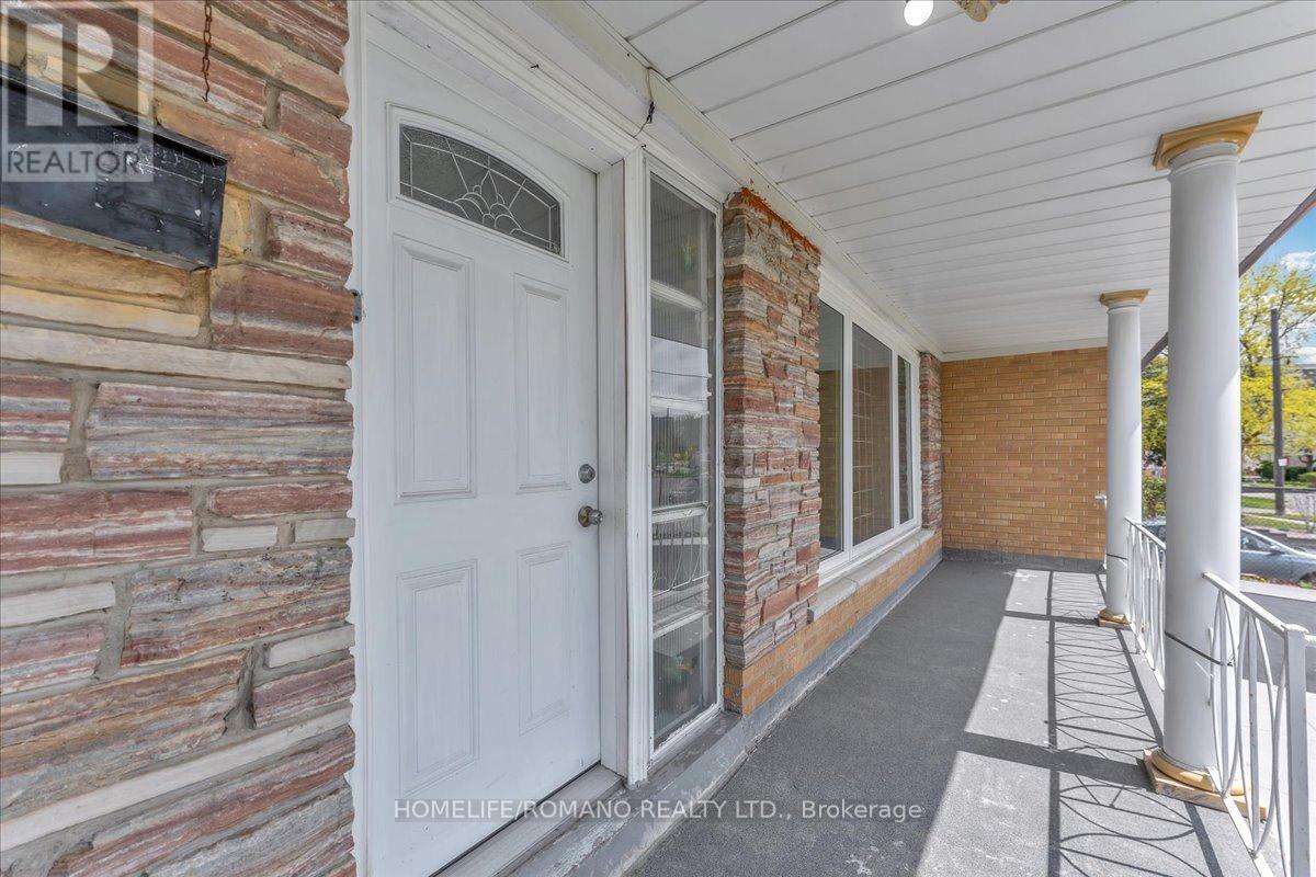 43 Hoover Crescent, Toronto, Ontario  M3N 1P4 - Photo 6 - W12144410