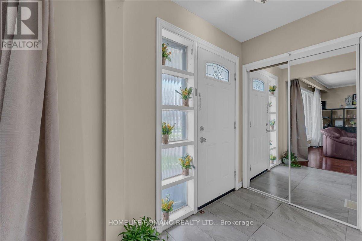 43 Hoover Crescent, Toronto, Ontario  M3N 1P4 - Photo 7 - W12144410