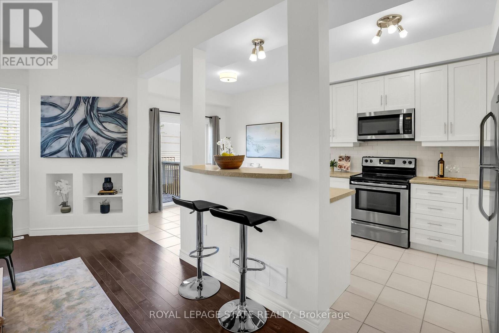 1 - 8 Lakelawn Road, Grimsby (Grimsby Beach), Ontario  L3M 0G1 - Photo 12 - X12144451