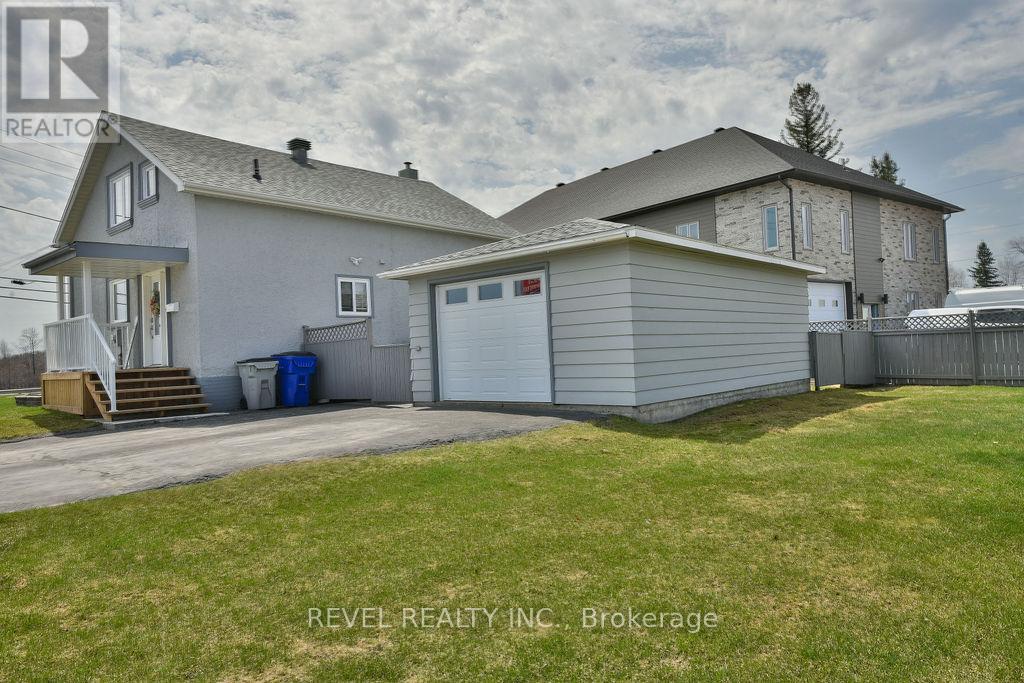 Property at 864 RIVERSIDE DRIVE image 2