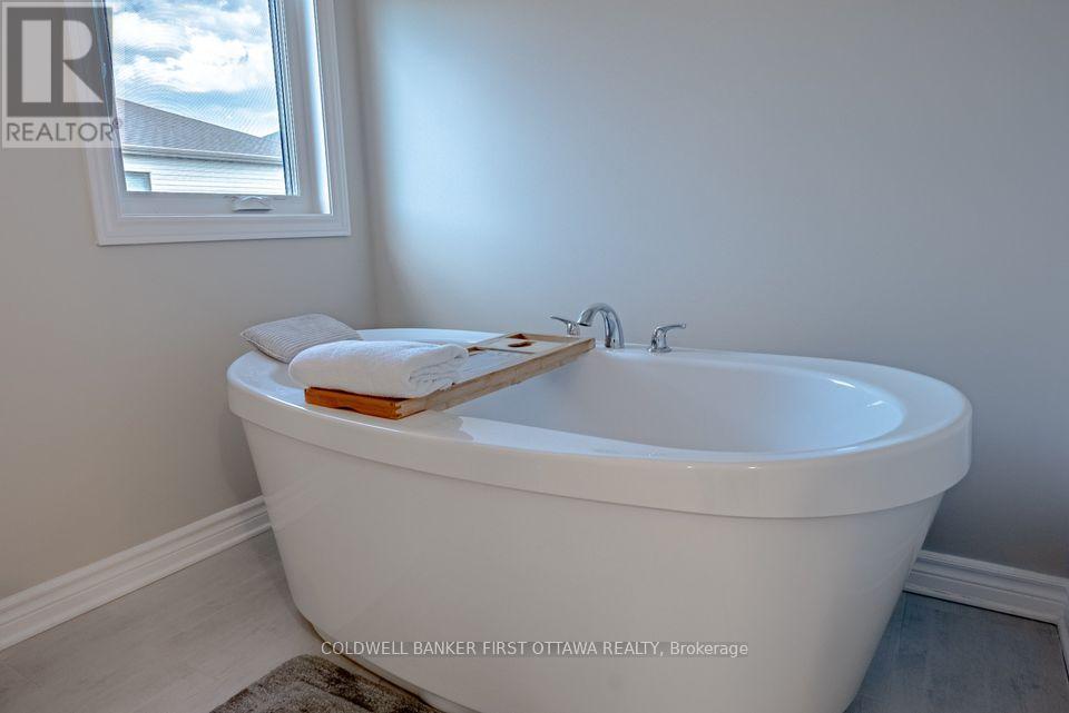 12 Hawks Landing Crescent, Ottawa, Ontario  K2S 1W1 - Photo 25 - X12144680