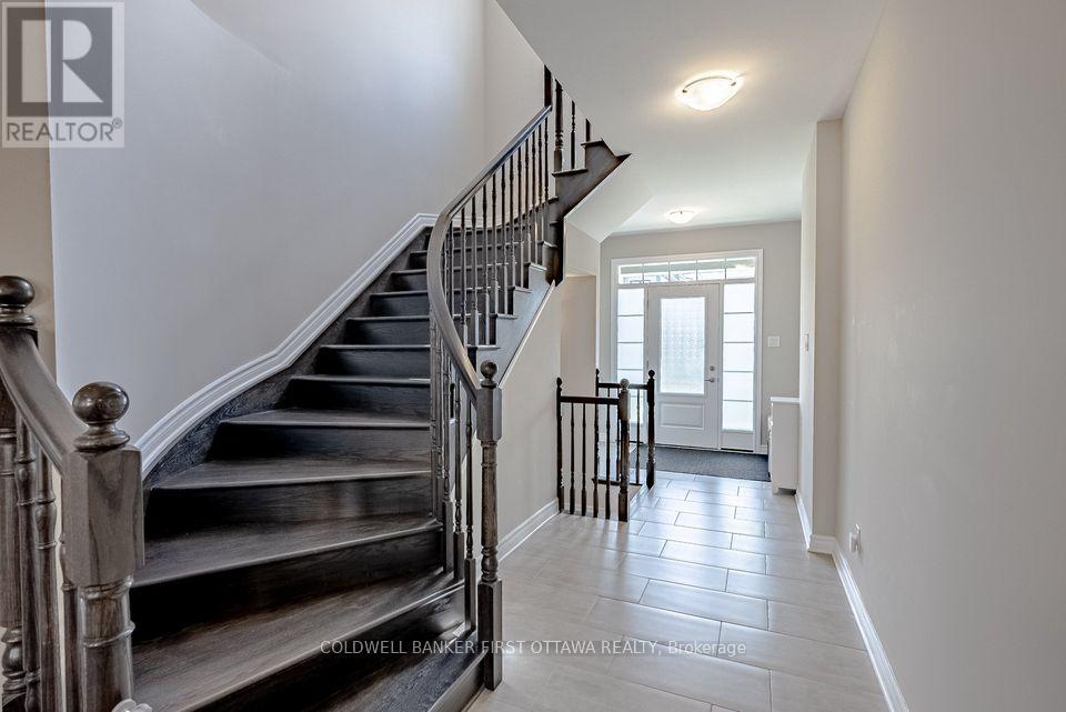 12 Hawks Landing Crescent, Ottawa, Ontario  K2S 1W1 - Photo 8 - X12144680