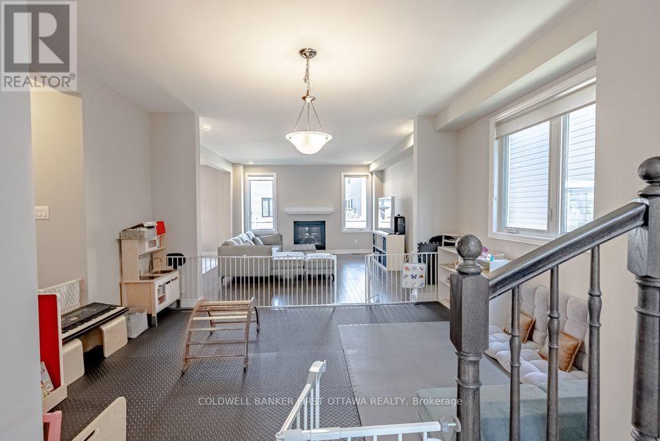 12 Hawks Landing Crescent, Ottawa, Ontario  K2S 1W1 - Photo 9 - X12144680