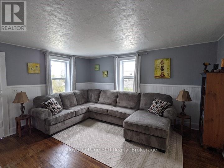 42 Bay Street S, Northern Bruce Peninsula, Ontario  N0H 2R0 - Photo 7 - X12144760