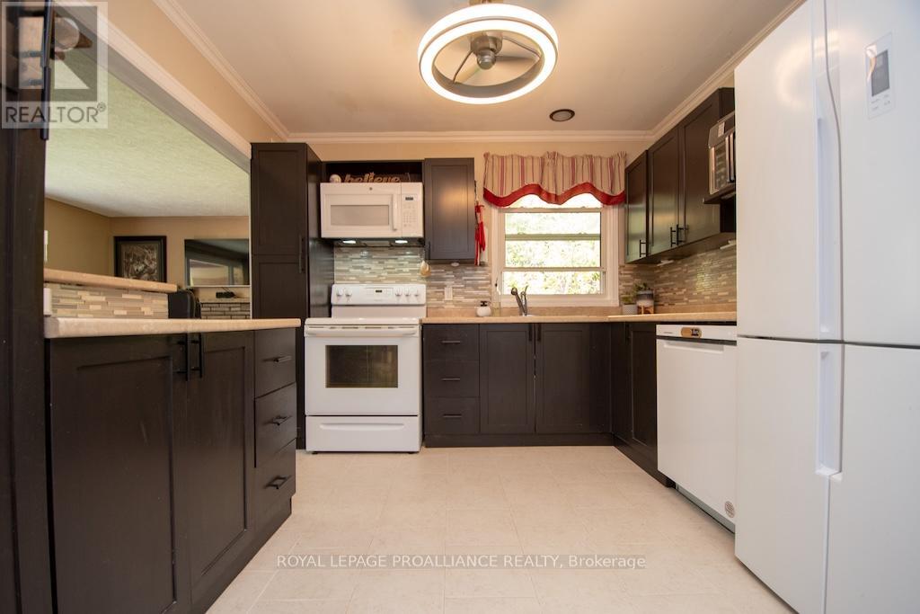 1060 Glendale Drive, Peterborough North, Ontario  K9H 6M4 - Photo 7 - X12144894