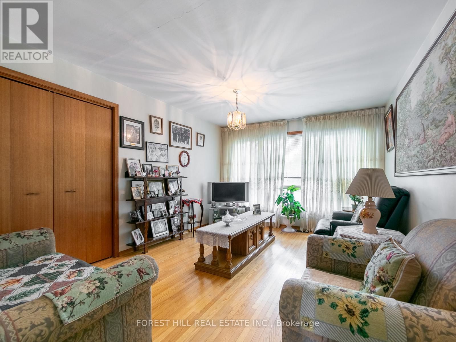 221 Elgin Mills Road W, Richmond Hill, Ontario  L4C 4M1 - Photo 3 - N12144606