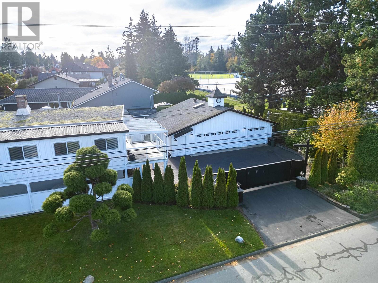 Property at 395 52 STREET image 3