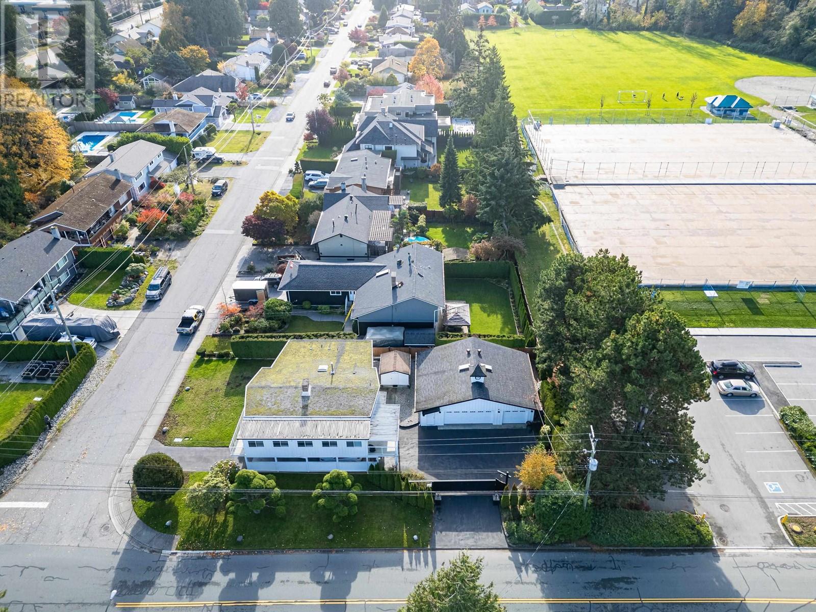 Property at 395 52 STREET image 4
