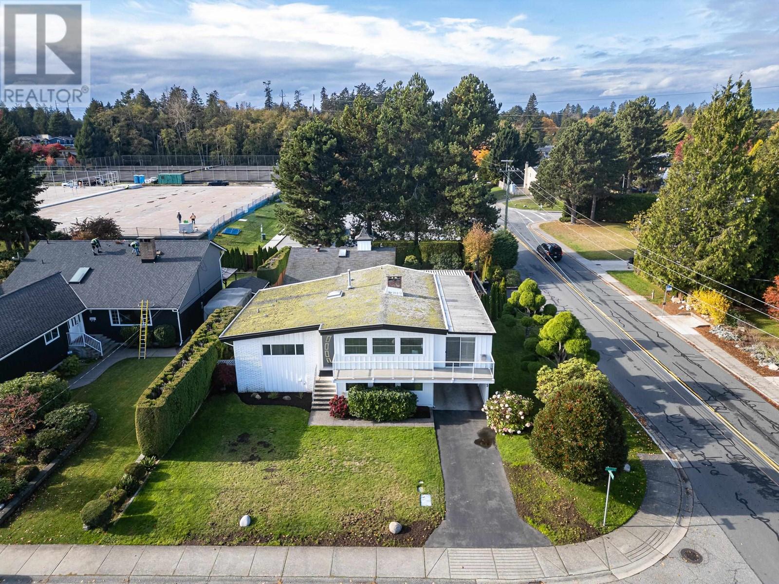 Property at 395 52 STREET image 5