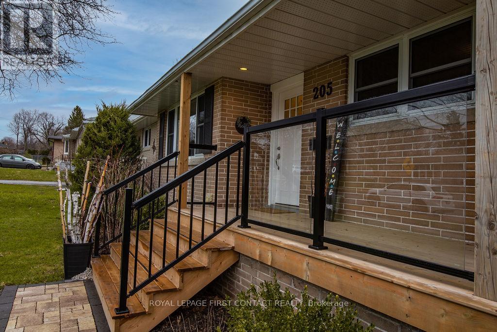 205 Wellington Street E, Barrie (Wellington), Ontario  L4M 2C9 - Photo 2 - S12144670