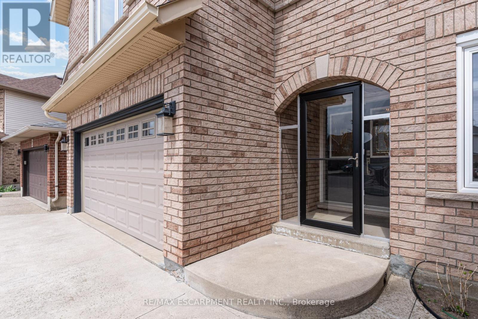 7 Magenta Court, Hamilton, Ontario  L9B 2V9 - Photo 2 - X12144477