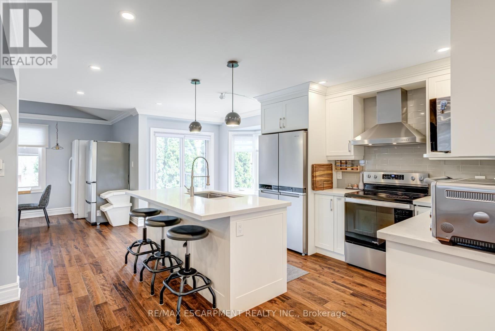 7 Magenta Court, Hamilton, Ontario  L9B 2V9 - Photo 7 - X12144477
