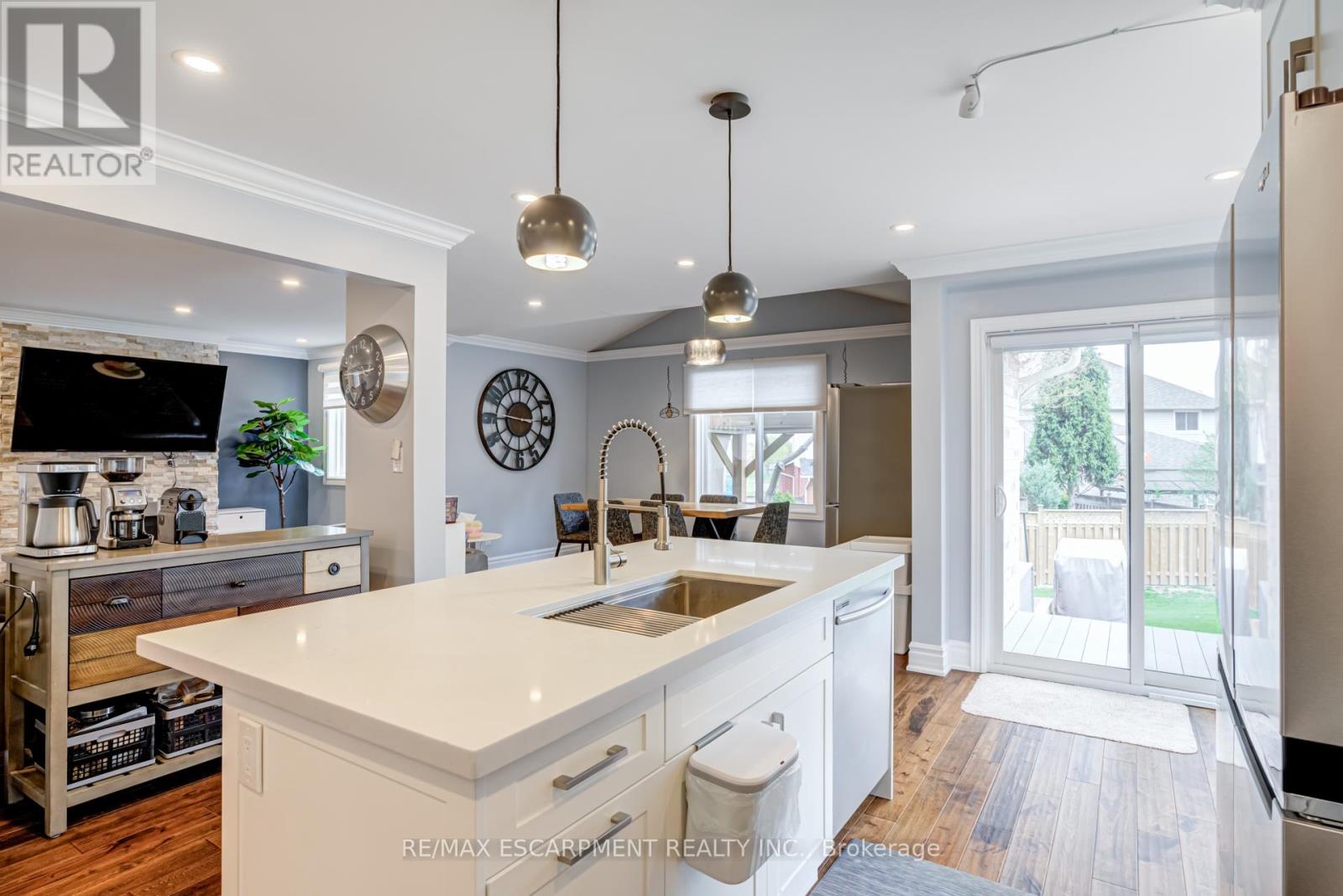7 Magenta Court, Hamilton, Ontario  L9B 2V9 - Photo 8 - X12144477