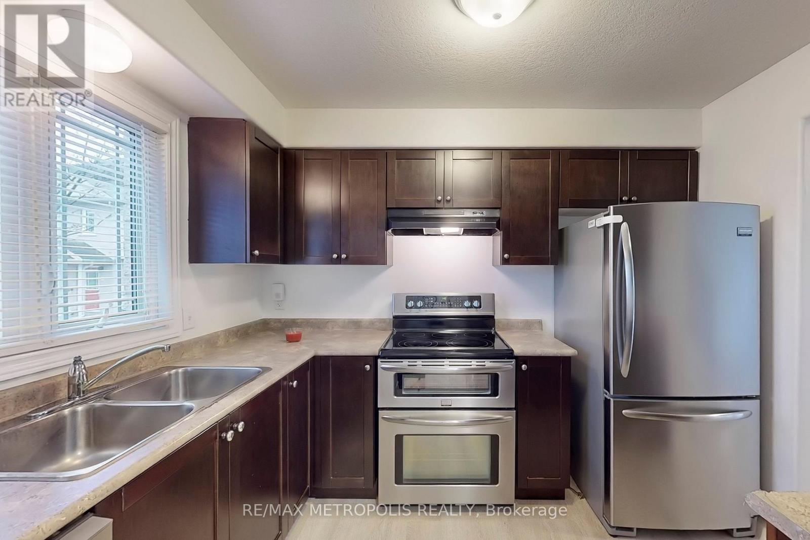 22 - 10 Foxglove Crescent, Kitchener, Ontario  N2E 0E1 - Photo 10 - X12144571