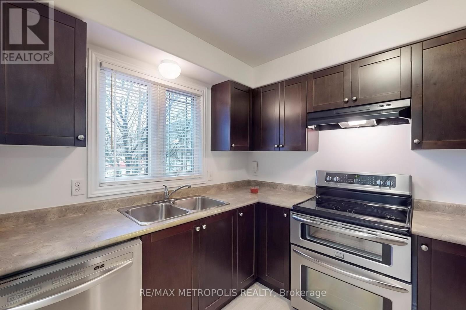 22 - 10 Foxglove Crescent, Kitchener, Ontario  N2E 0E1 - Photo 12 - X12144571