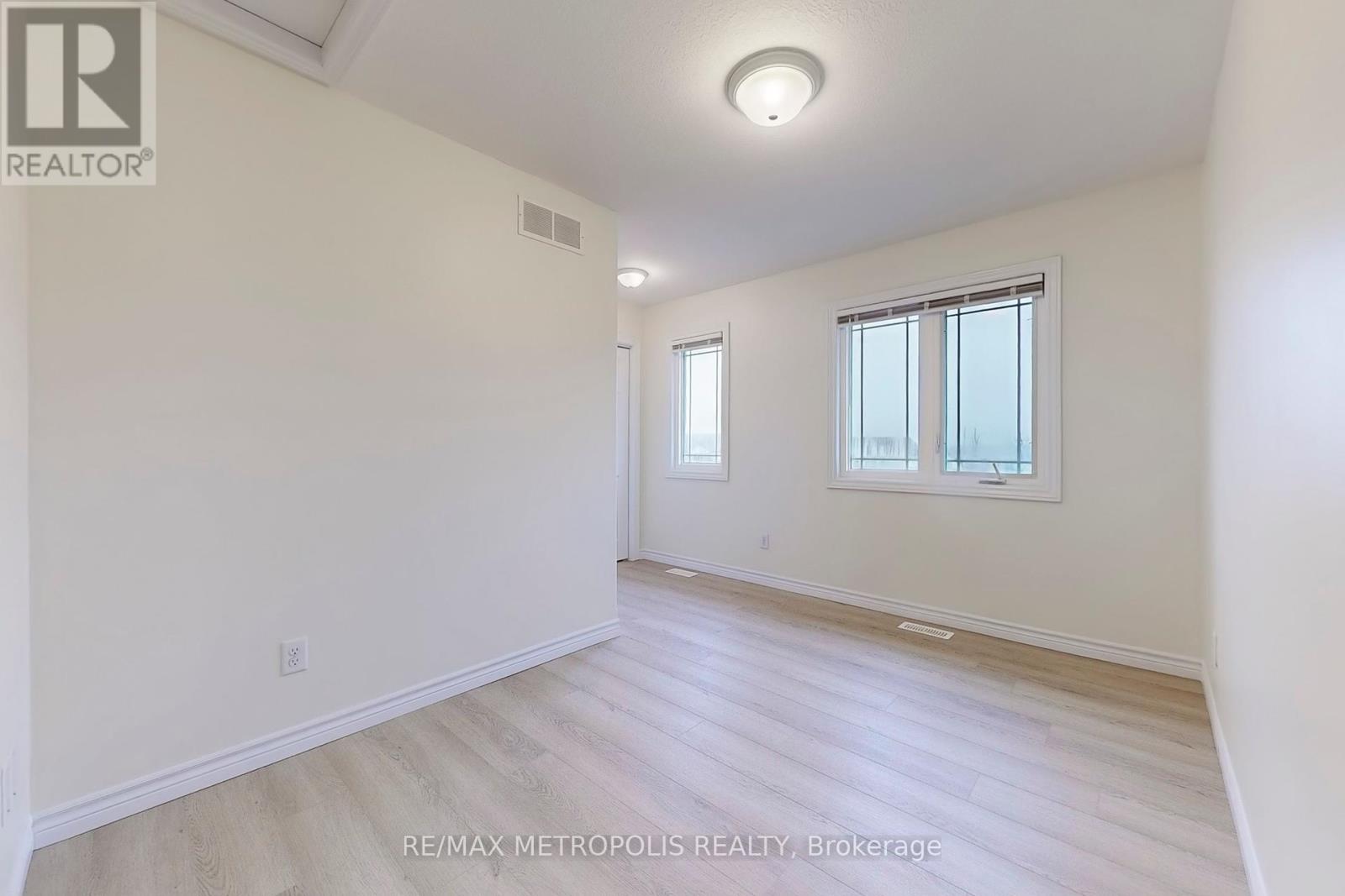 22 - 10 Foxglove Crescent, Kitchener, Ontario  N2E 0E1 - Photo 24 - X12144571