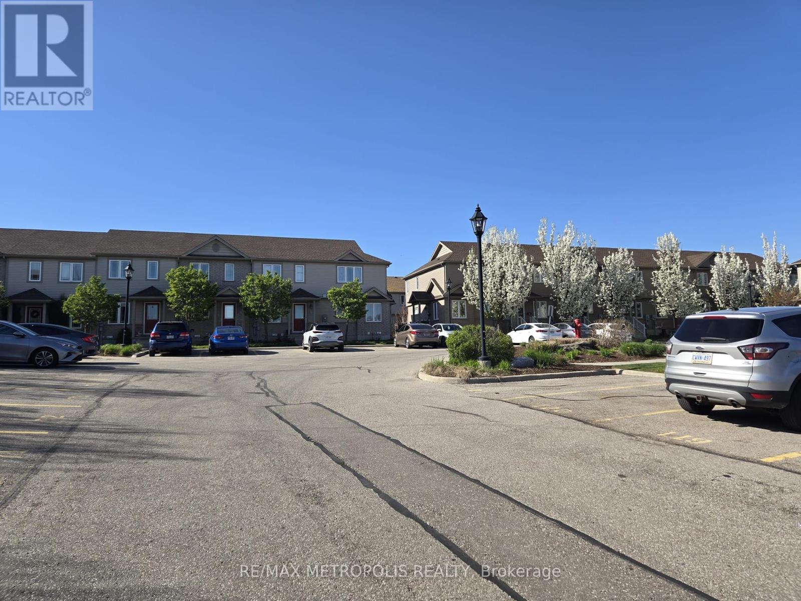 22 - 10 Foxglove Crescent, Kitchener, Ontario  N2E 0E1 - Photo 43 - X12144571