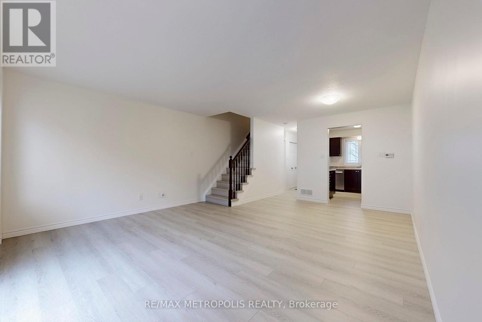 22 - 10 Foxglove Crescent, Kitchener, Ontario  N2E 0E1 - Photo 6 - X12144571