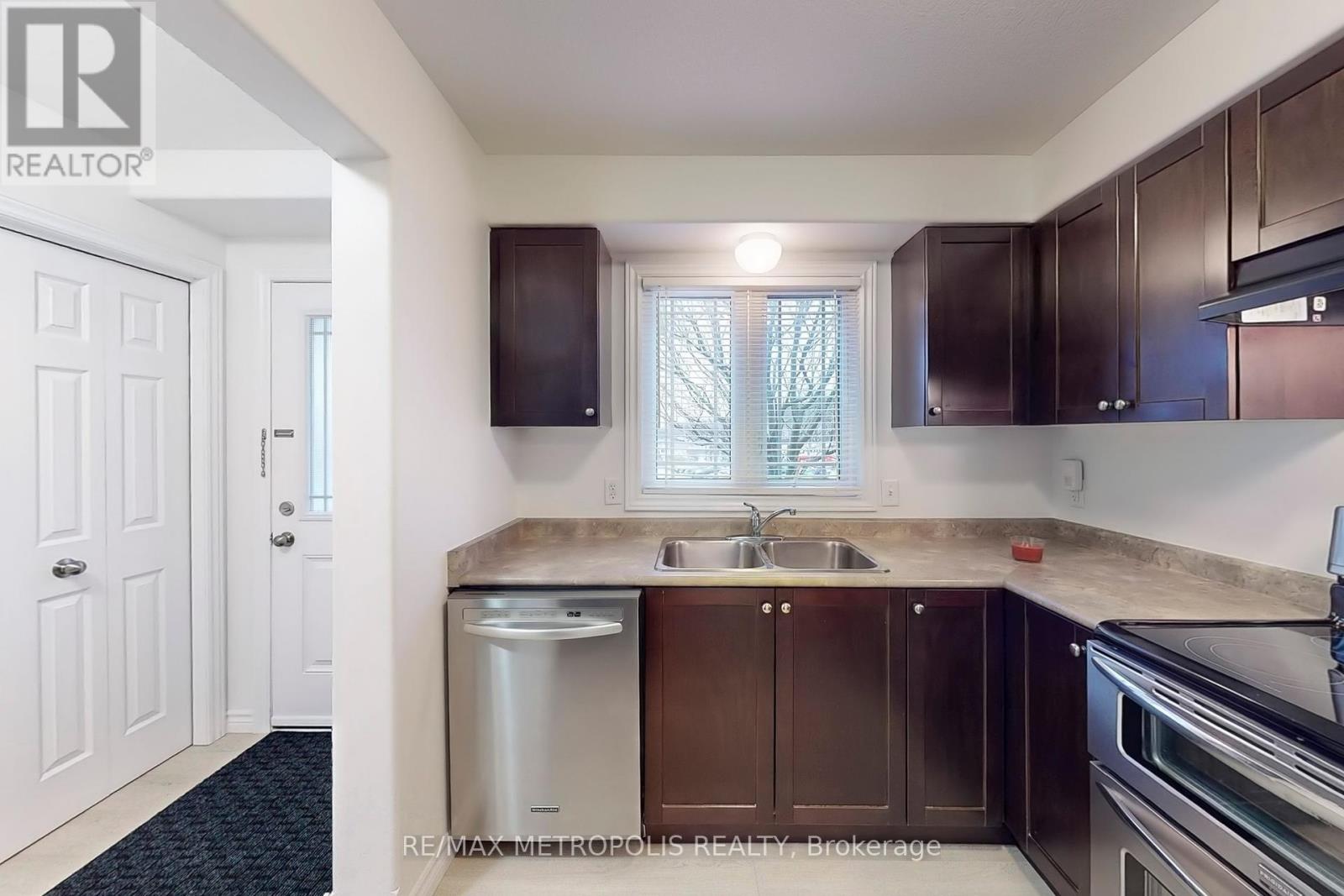 22 - 10 Foxglove Crescent, Kitchener, Ontario  N2E 0E1 - Photo 8 - X12144571