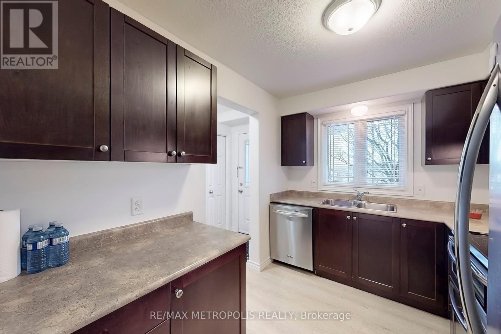 22 - 10 Foxglove Crescent, Kitchener, Ontario  N2E 0E1 - Photo 9 - X12144571