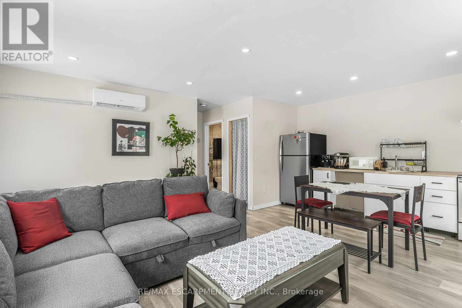 B - 221 Bowen Road, Fort Erie, Ontario  L2A 2Y6 - Photo 1 - X12144600