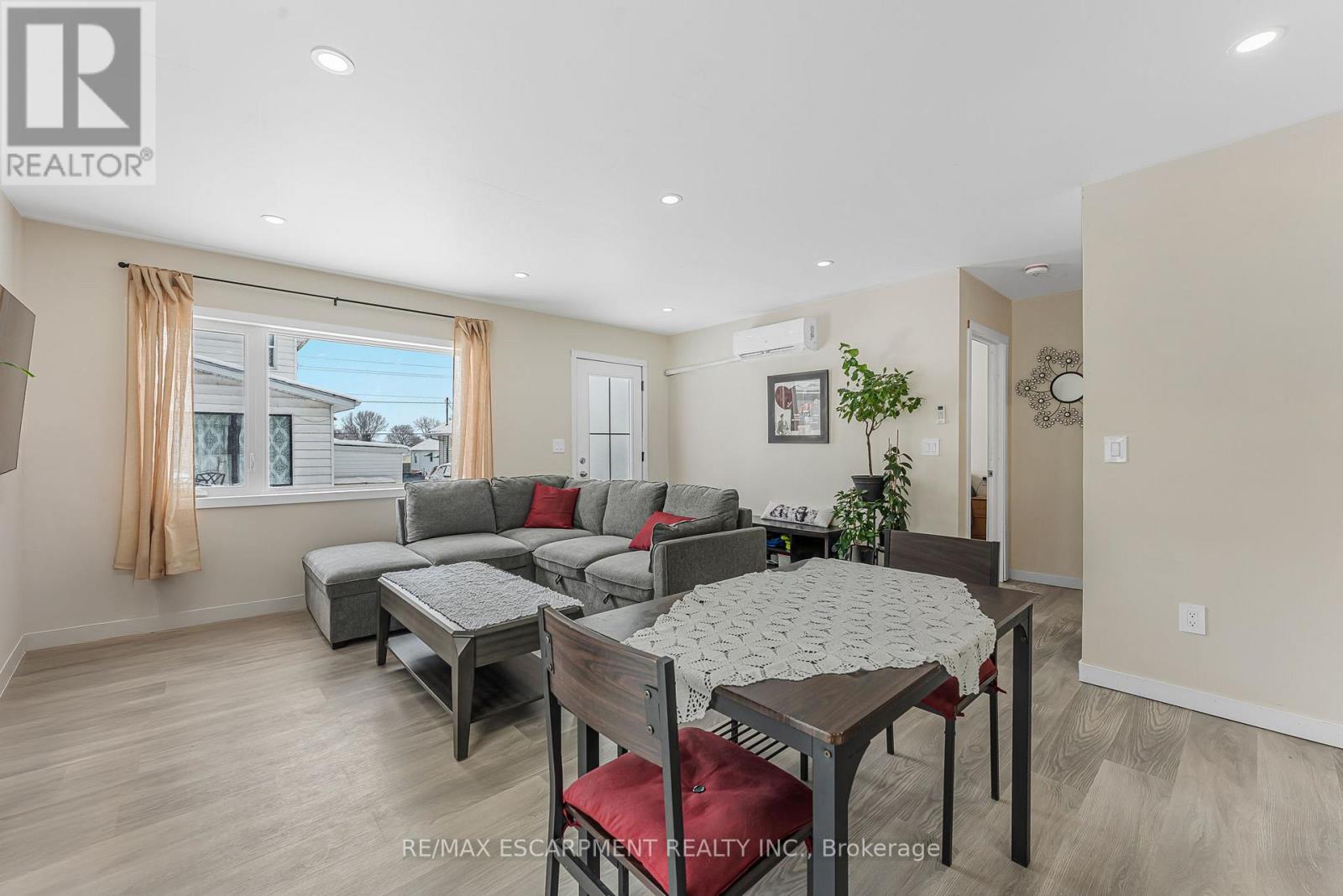 B - 221 Bowen Road, Fort Erie, Ontario  L2A 2Y6 - Photo 2 - X12144600