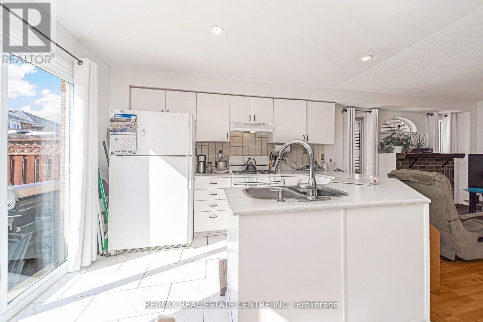48 Yellow Brick Road, Brampton, Ontario  L6V 4L1 - Photo 15 - W12144711