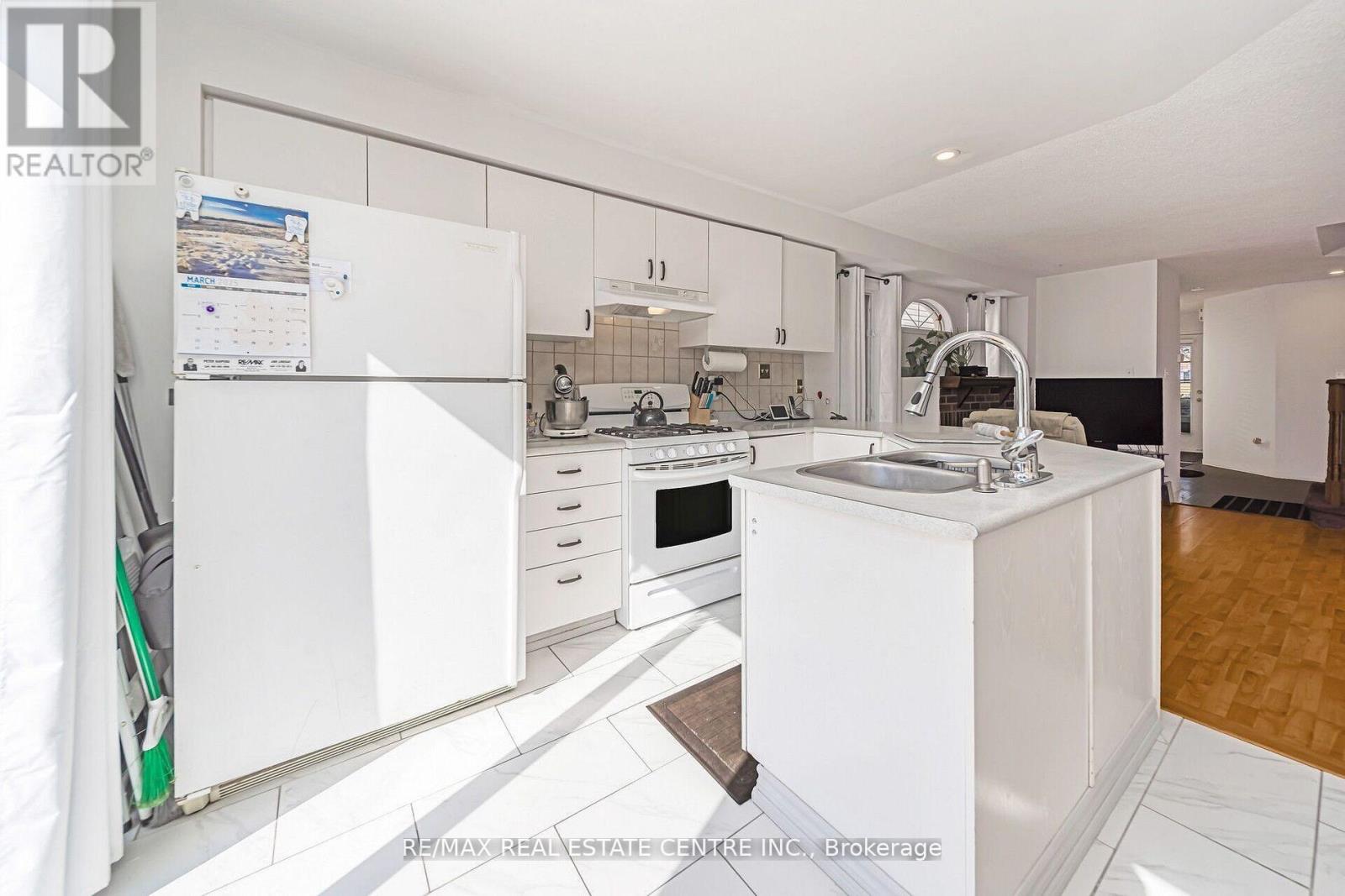 48 Yellow Brick Road, Brampton, Ontario  L6V 4L1 - Photo 16 - W12144711