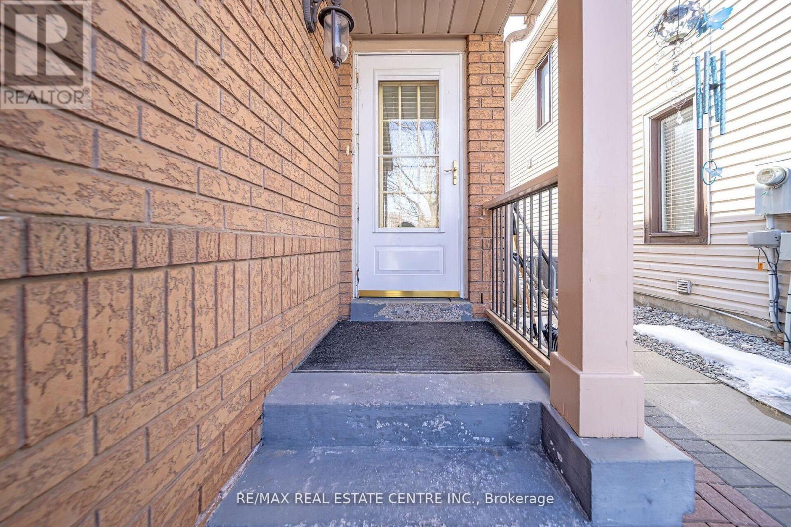 48 Yellow Brick Road, Brampton, Ontario  L6V 4L1 - Photo 5 - W12144711